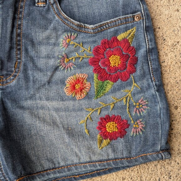 Hand embroidered floral jean shorts midrise - Picture 1 of 6